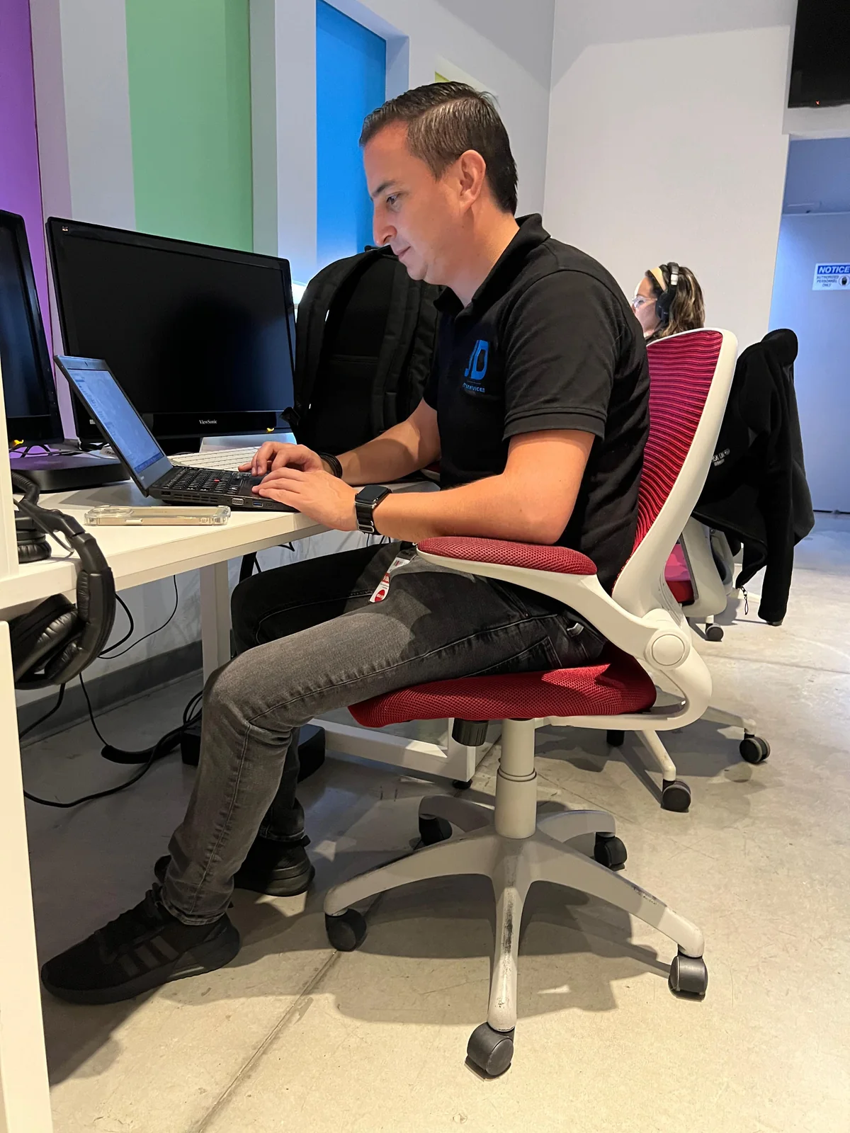 Profesional de JD SPECIALIST trabajando en una estación informática.