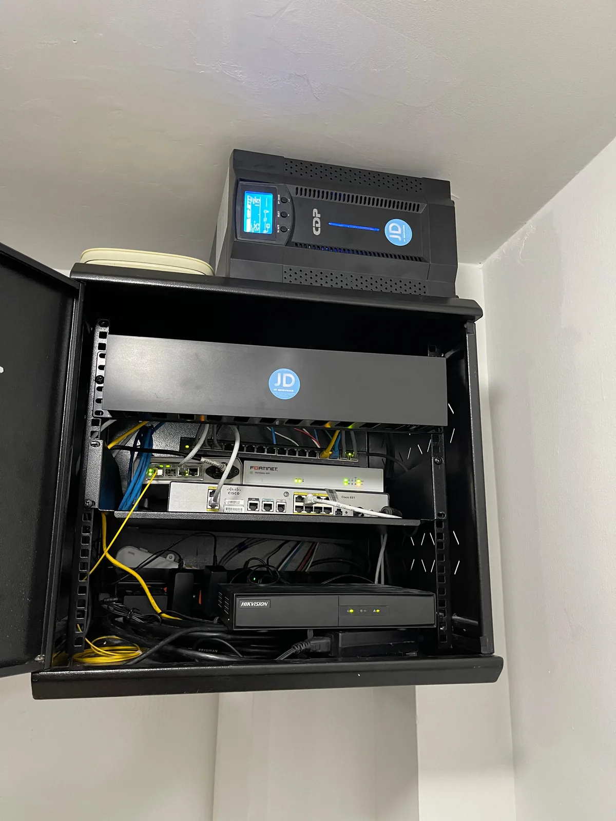Rack de comunicaciones e infraestructura tecnológica del proyecto Unifianza realizado en 2020.