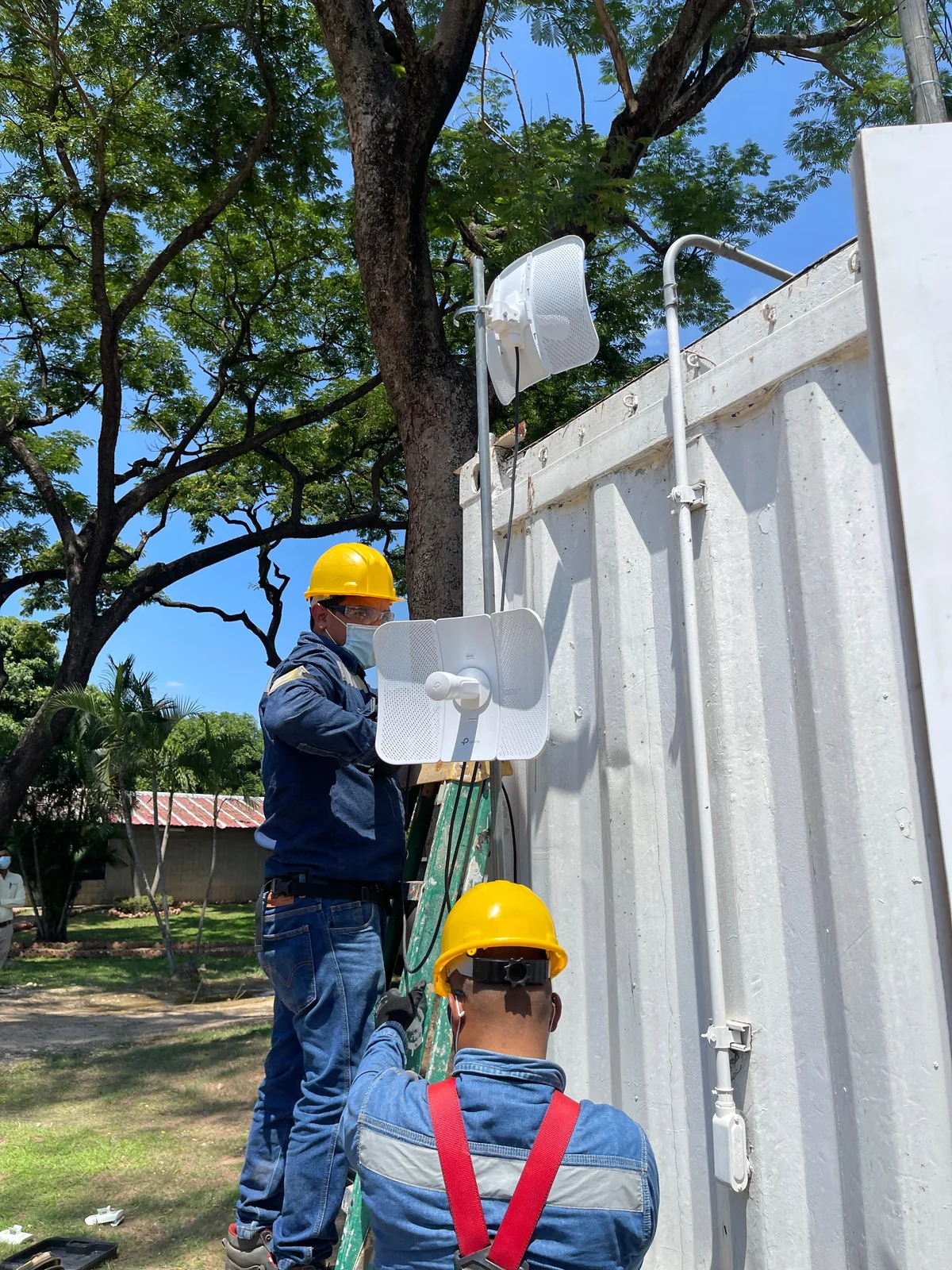 Técnicos de JD SPECIALIST instalando infraestructura de conectividad inalámbrica.
