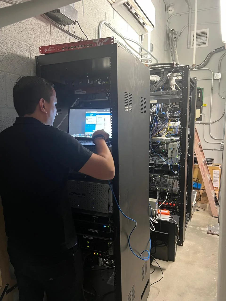 Técnico de JD SPECIALIST configurando un rack de comunicaciones.