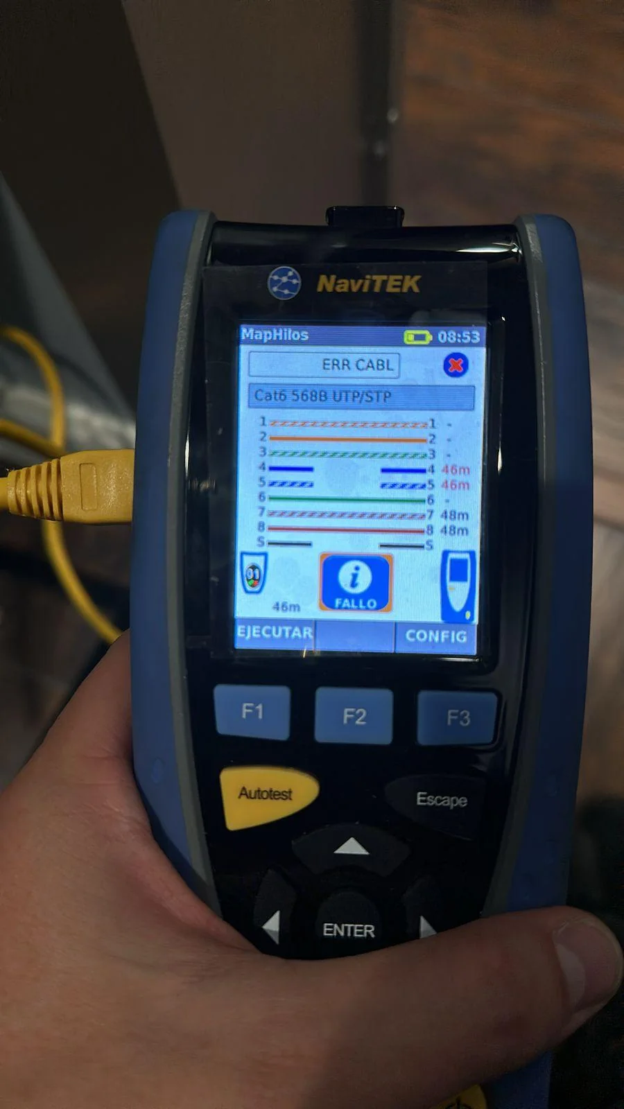 Equipo portátil de medición utilizado en una instalación técnica de JD SPECIALIST.
