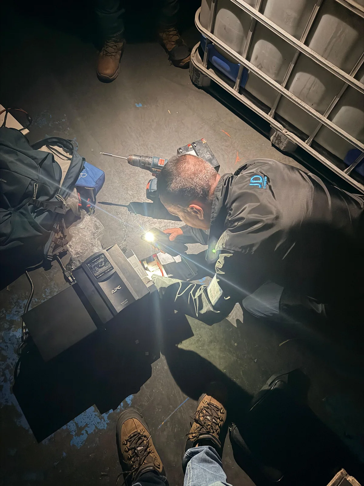 Técnico de JD SPECIALIST trabajando sobre infraestructura eléctrica.