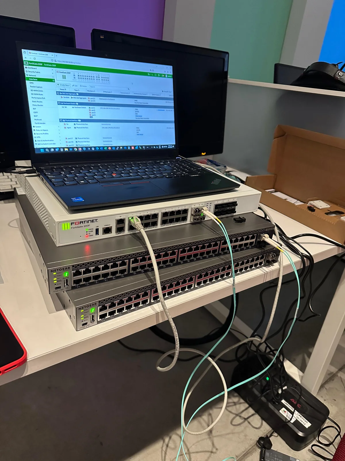 Equipo de cómputo conectado a infraestructura de red durante un trabajo técnico de JD SPECIALIST.