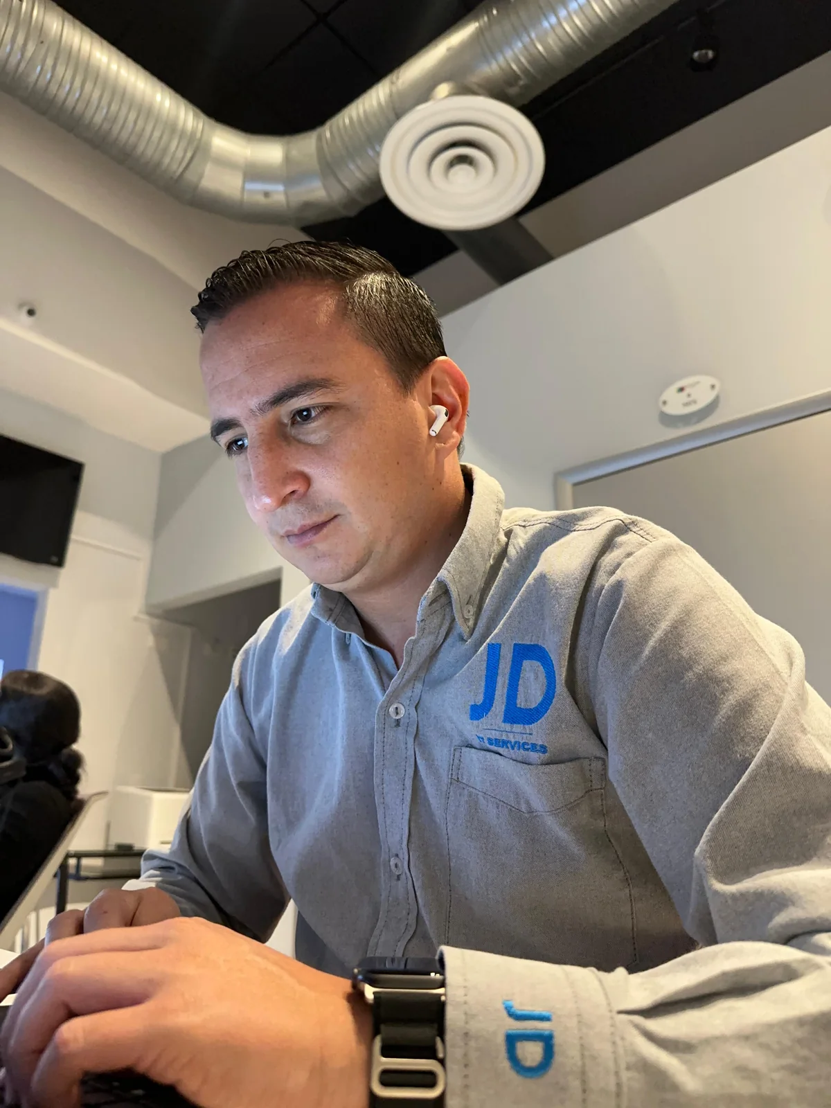 Profesional de JD SPECIALIST trabajando en soluciones digitales desde un computador.